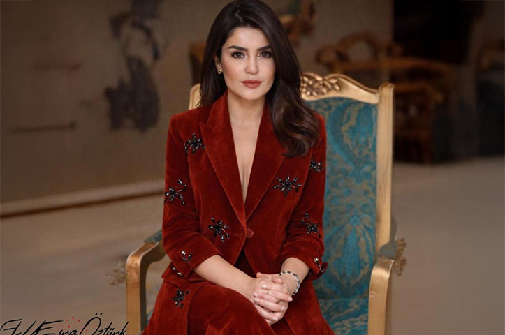 Ünlü şarkıcı Esra Öztürk’ten bir ilk: Dikey klip