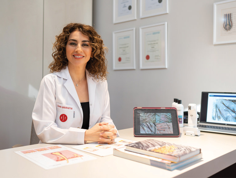 iç mekan, duvar, kişi, şahıs, giyim içeren bir resim Yapay zeka tarafından oluşturulmuş içerik yanlış olabilir.