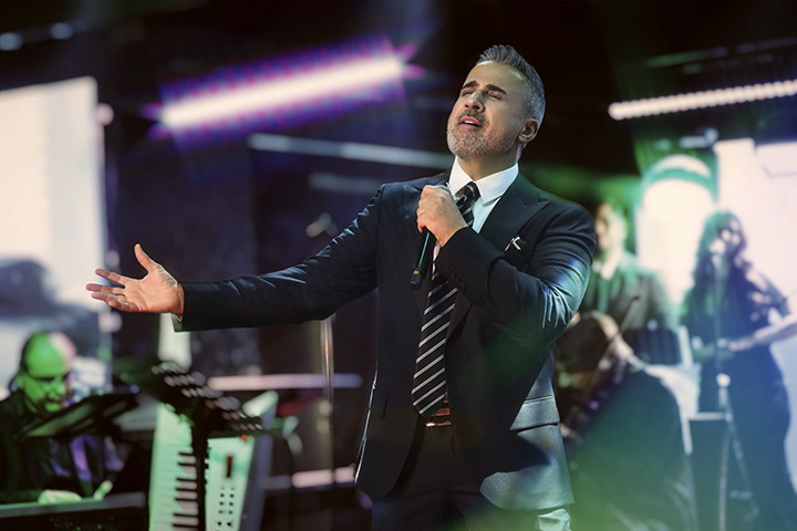 Emrah Türkiye'de Bir İlke İmza Atarak Sahnesinde 10 Ayrı Kutlama Gerçekleştirdi
